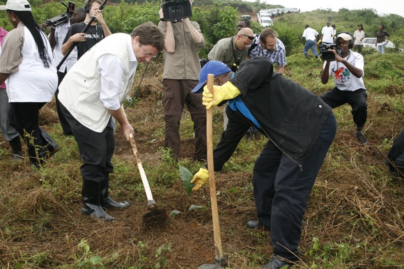 Achim Steiner plants a tree